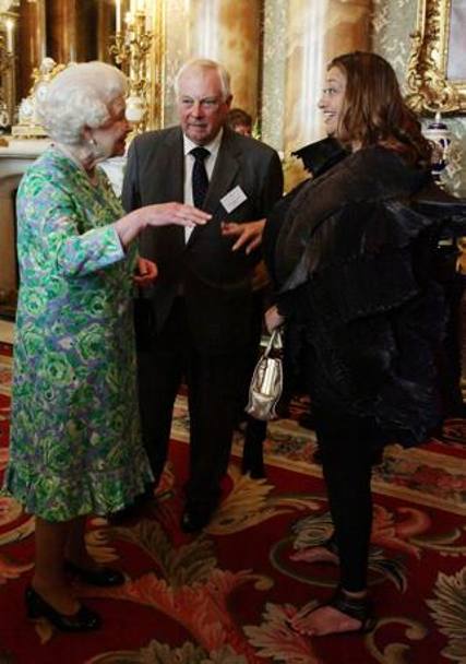 La Hadid a Buckingham Palace con la Regina Elisabetta nel luglio 2011